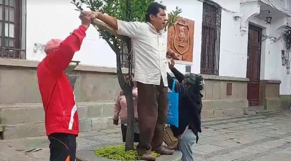 Discapacitados no descartan colgarse de la pasarela contra la ley de emergencia financiera 
