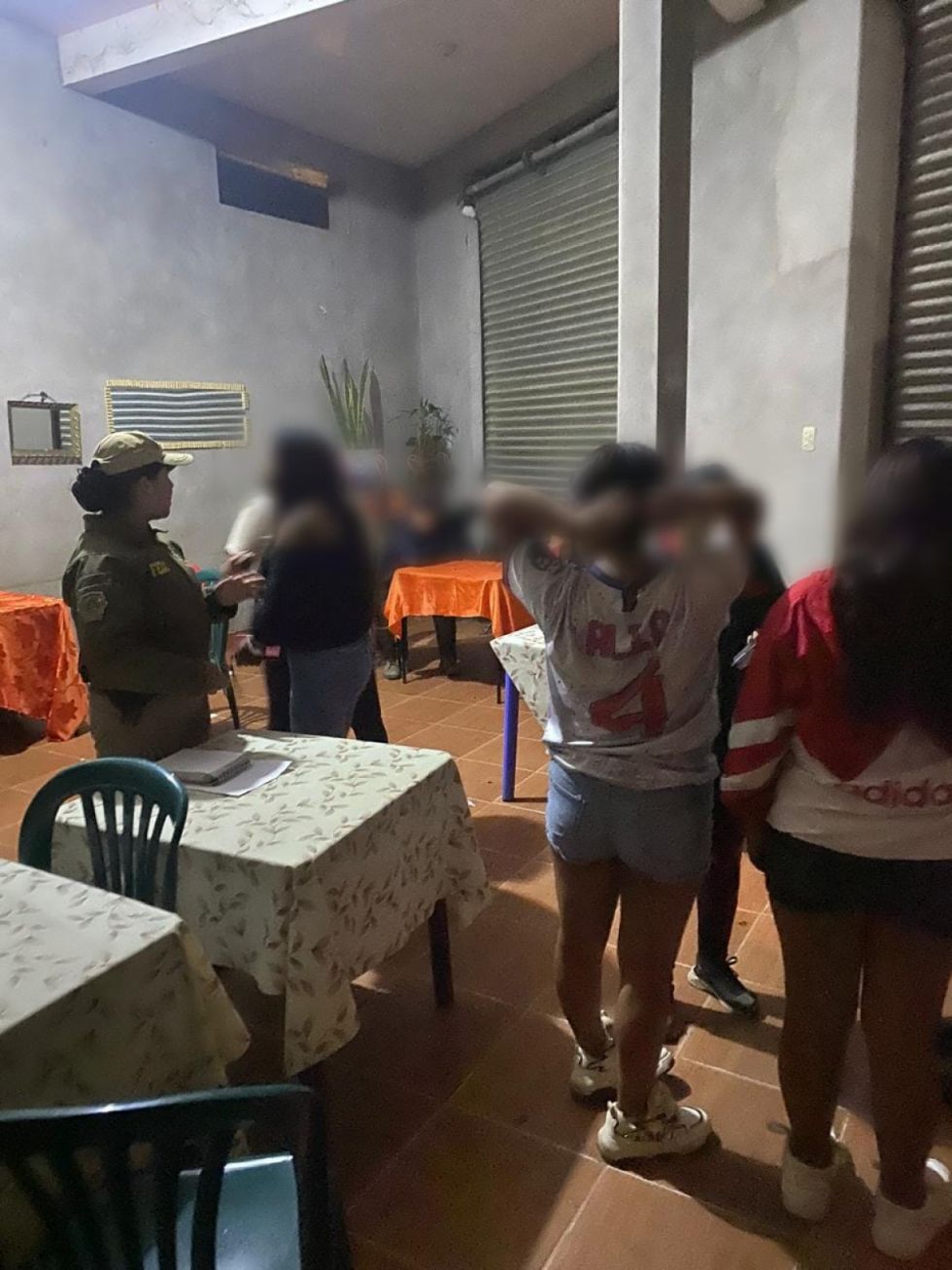 Sorprenden a menores consumiendo alcohol en un restaurante clandestino en Tarija
