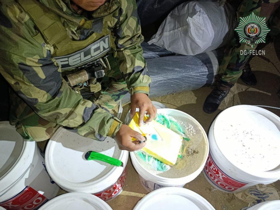 Incautan cocaína escondida en baldes de pintura