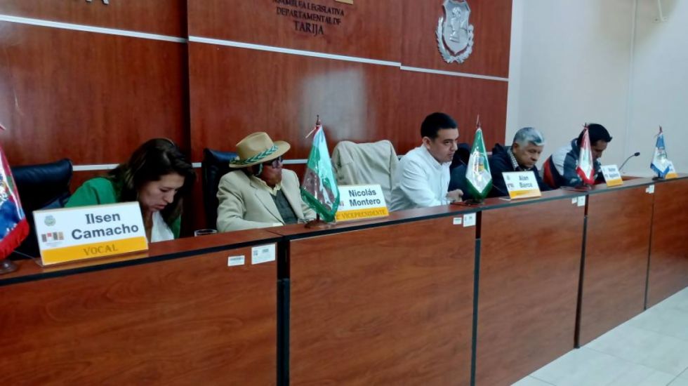 Montes pide la revisión de 90 leyes “insostenibles”