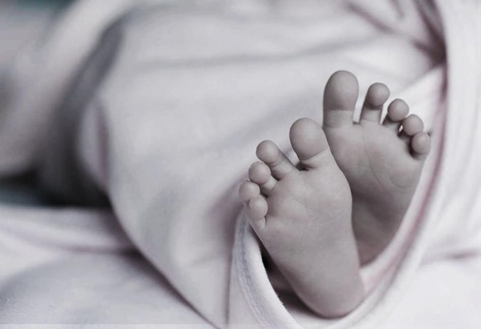 Bebé fallece asfixiado mientras su madre lo amamantaba