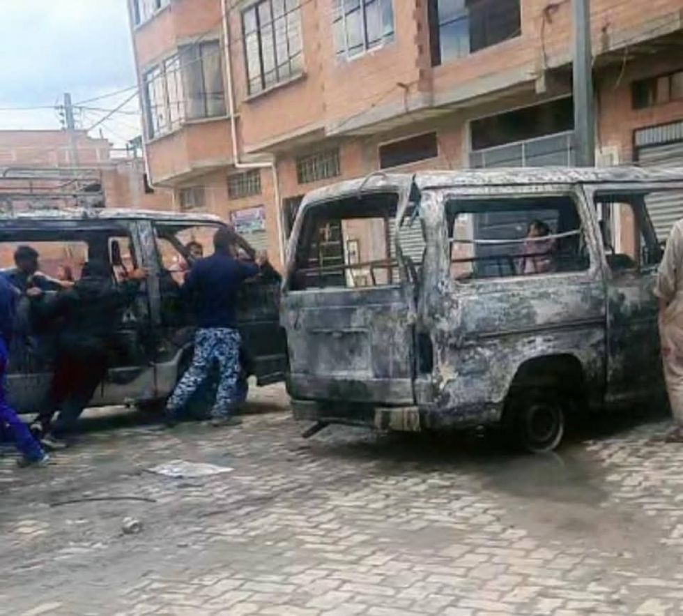 Incendio en El Alto quema cuatro minibuses y deja personas heridas