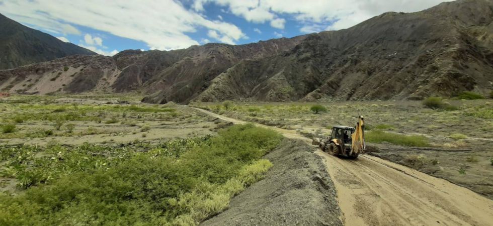 Tres personas pierden la vida al embarrancarse un camión 