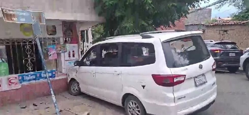 Tarija: Vehículo se estrella contra la pared de una vivienda