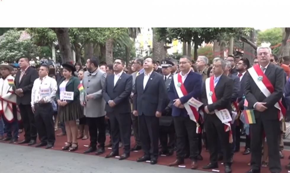Arce y Montes izan la bandera en Tarija en homenaje al Bicentenario y al mes aniversario del departamento