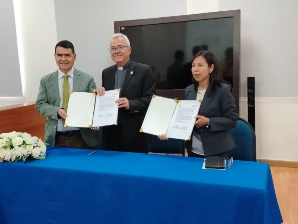 UCB Tarija firma convenio de doble titulación con la Universidad Nacional de Cuyo de Argentina
