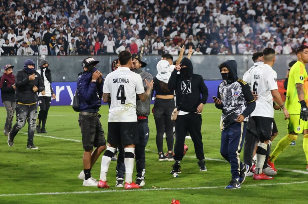 Tragedia: Dos hinchas de Colo Colo mueren en una avalancha al querer ingresar al estadio
