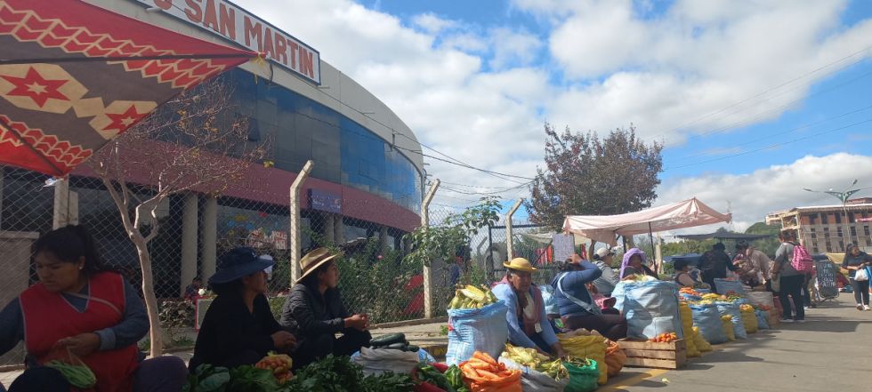 Productores ofrecen productos frescos y comida típica en el Mercado San Martín