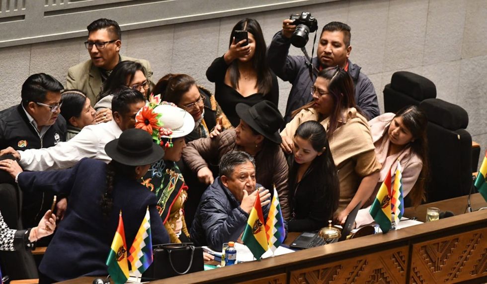 Entre el acoso y el poder: Ser mujer y joven, un "error" en la política