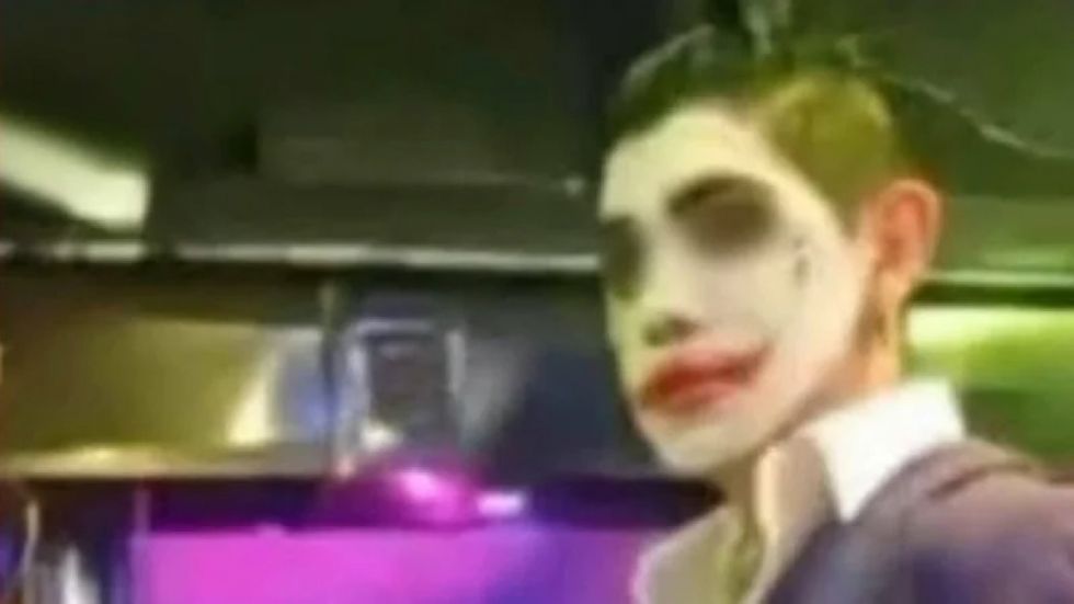 “Su pareja le pasó el cuchillo”: Imágenes muestran a la mujer del Joker sacando el arma blanca de una mochila