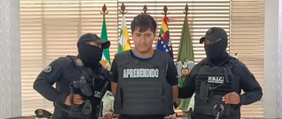 Presentan a feminicida que grabó su nombre en la espalda de su víctima con hoja de afeitar