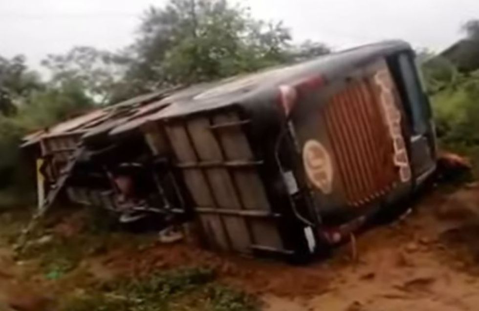 Reportan 4 muertos y más de 20 heridos tras vuelco de bus Padcaya en Camiri