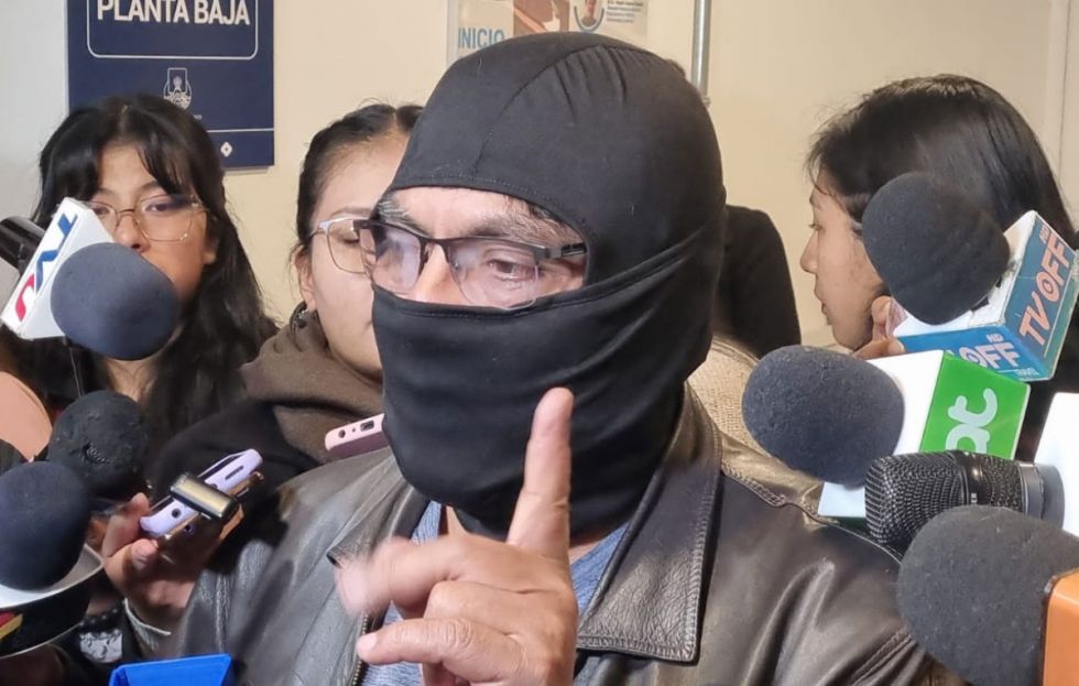 Héctor Arce aparece encapuchado: susceptible por la persecución, evalúa declararse clandestino