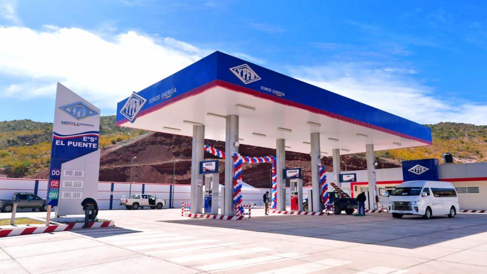 Presidente entrega estación de servicio, viviendas y sistema de agua en El Puente