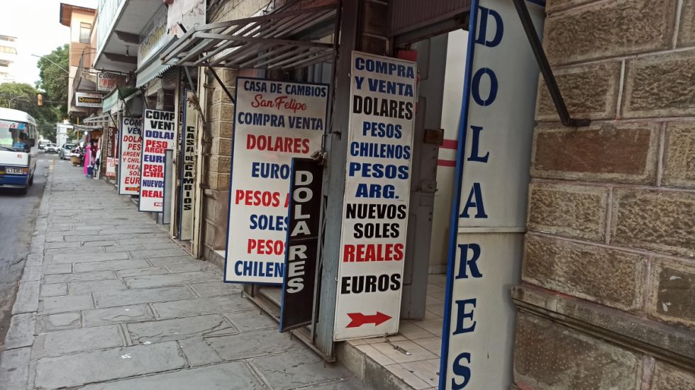 Bolivia: Especulación del dólar persiste pese a la caída global