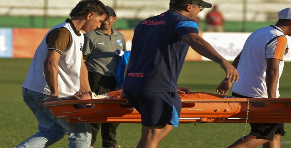 Video: Arquero de Guabirá convulsionó en el campo de juego y fue evacuado de emergencia 