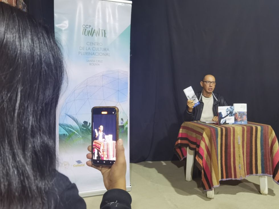 Edson Hurtado presenta el libro