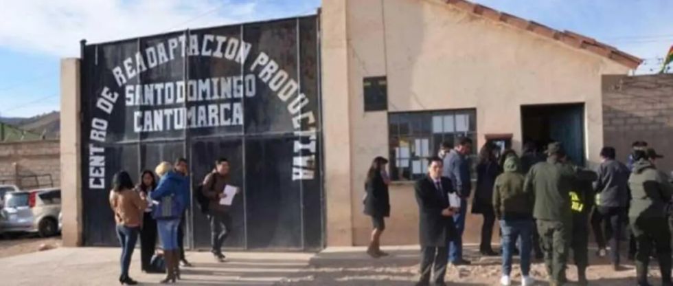 Un reo fue hallado con un cuchillo incrustado en el pecho
