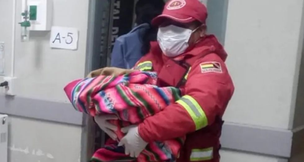 Rescatan a un bebé abandonado, aún tenía el cordón umbilical 