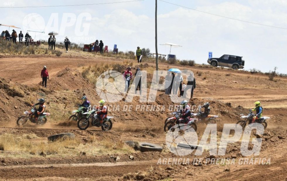 Carlos Padilla triunfa en el Nacional de motociclismo  