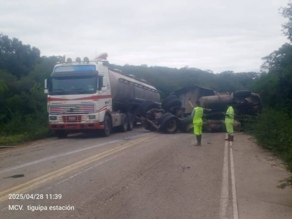 Camión cisterna que transportaba combustible a Santa Cruz volcó cerca de Macharetí