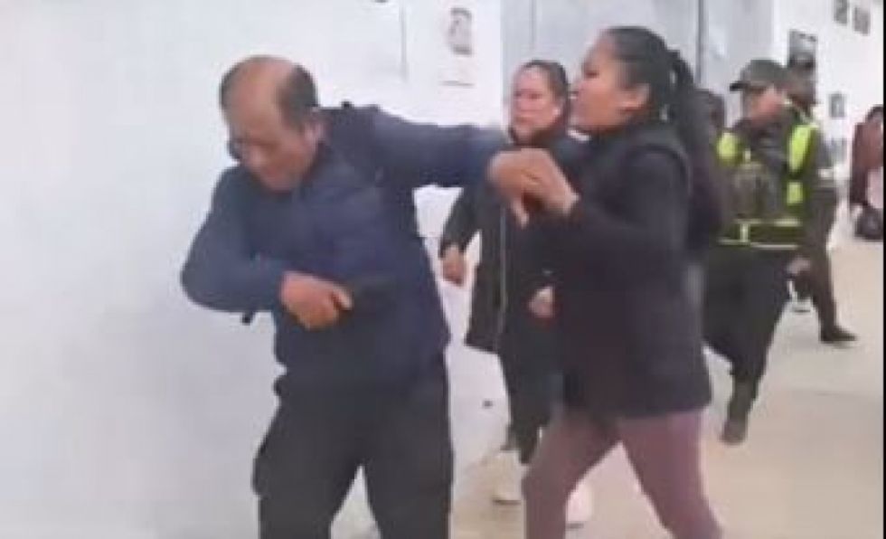 Madres agreden y detienen a profesor acusado de abuso sexual en Tarija