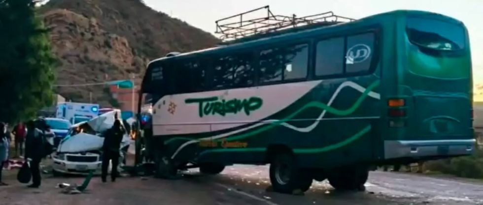 Ruta Sucre-Potosí: Choque entre una vagoneta y un bus deja 5 heridos 