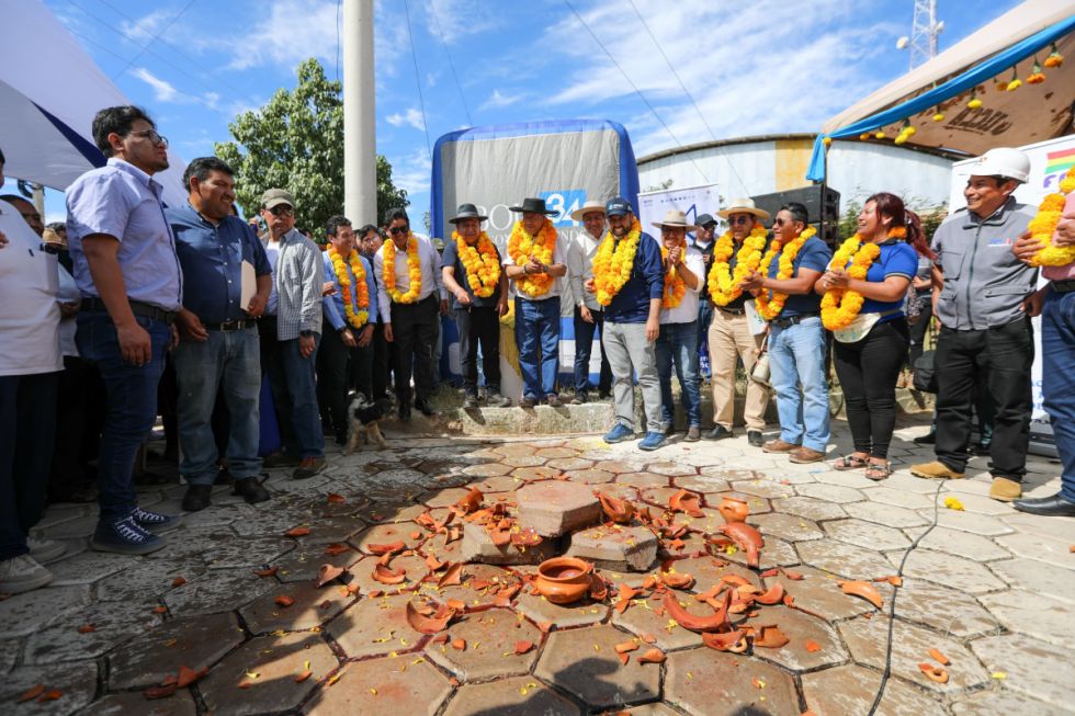 Presidente Arce entrega viviendas, enlosetado y riego