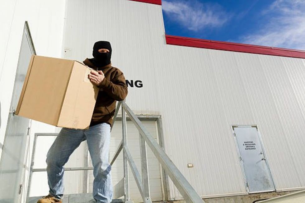 Investigan robo de mercadería a un negocio