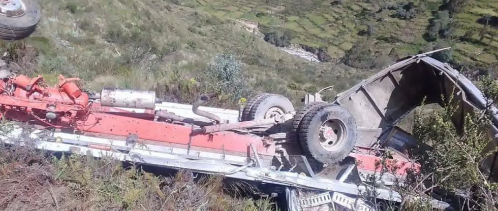 Reportan tres muertos por la caída de un camión a un barranco de 500 metros