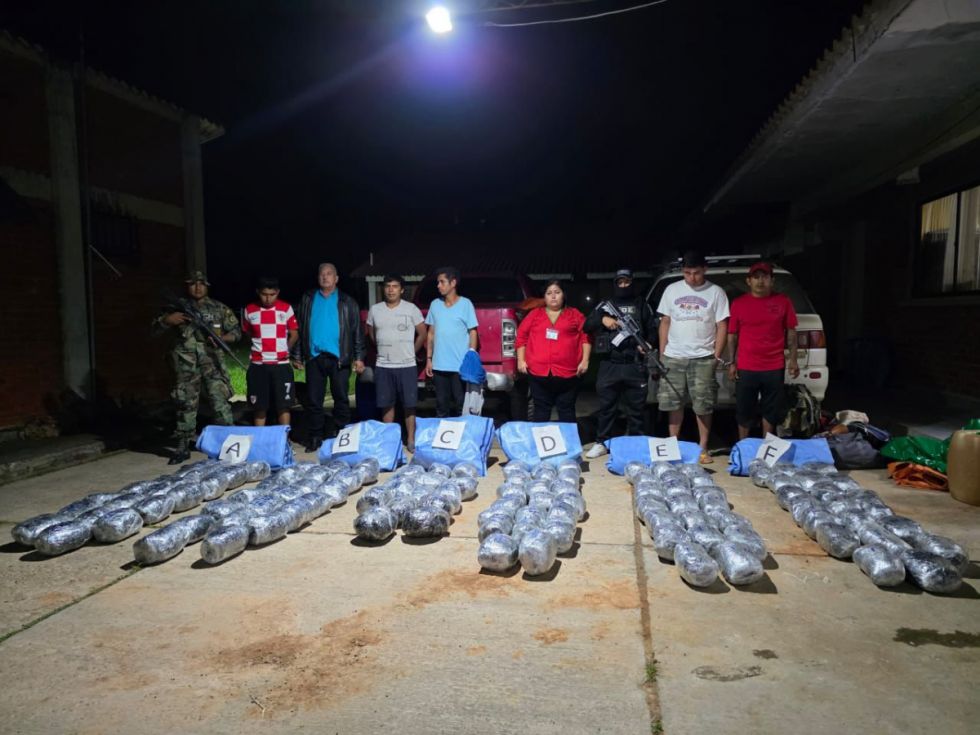 Aprehenden a seis sujetos que transportaban 127 kilos de marihuana 