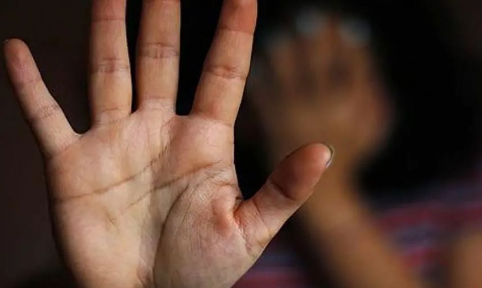 La invitaron a ver películas, pero era una trampa: Ocho jóvenes violaron a una menor después de embriagarla