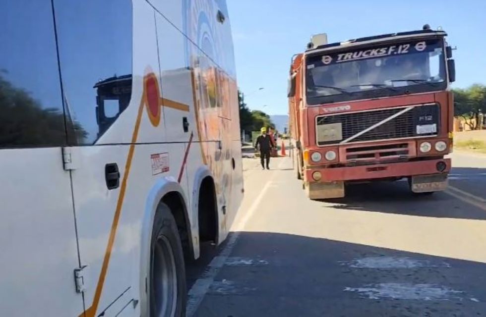 Bus Expreso La Paz llegó sin llantas de apoyo y con 8 horas de retraso