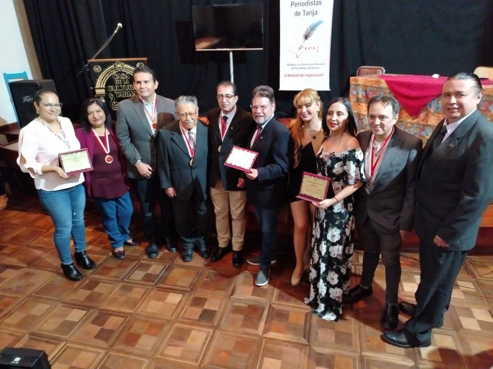 La Asociación de Periodistas de Tarija rindió homenaje a los titanes de la comunicación