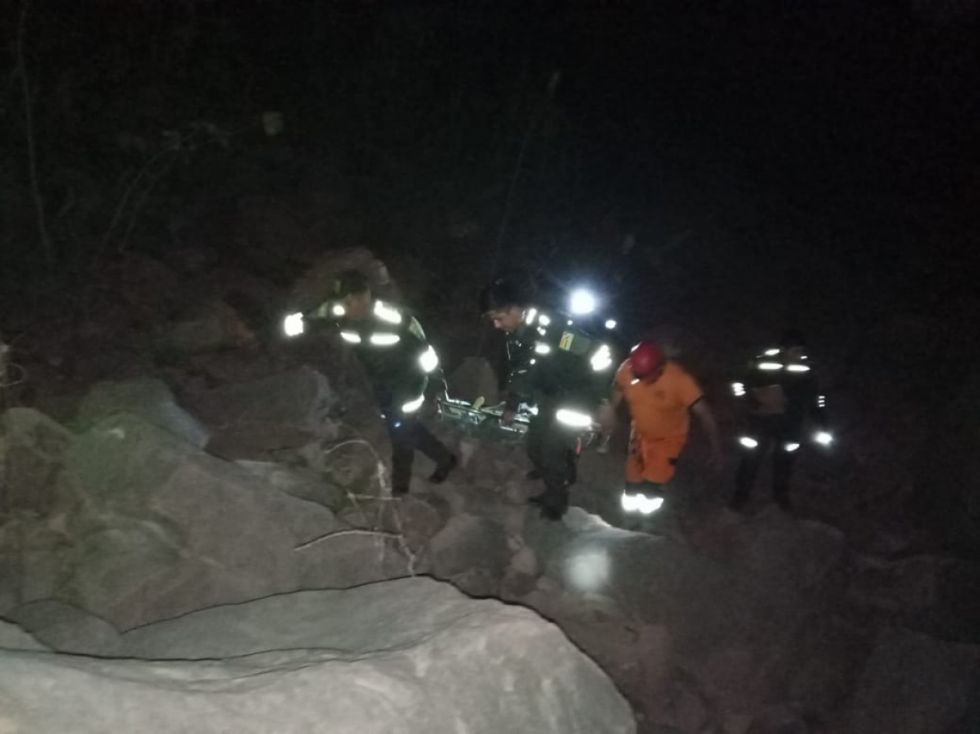 Adulto cae al barranco mientras guiaba a su familia para dar paso a un bus
