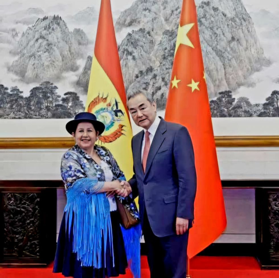 Bolivia plantea a China uso de monedas locales