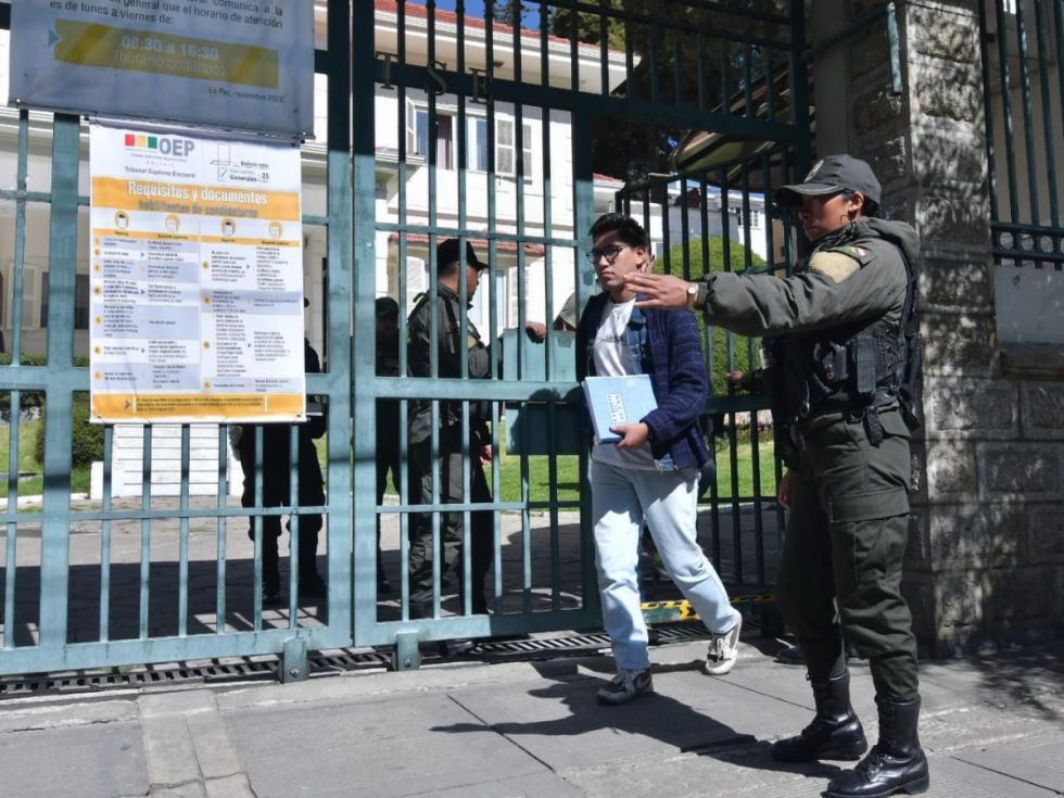 Tensión en La Paz: Desalojan al personal del TSE
