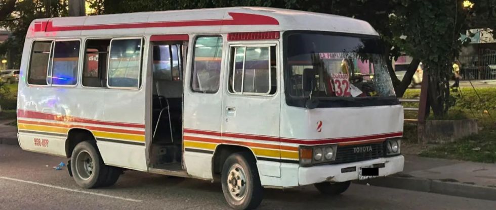 Un hombre de 70 años muere atropellado por un micro 