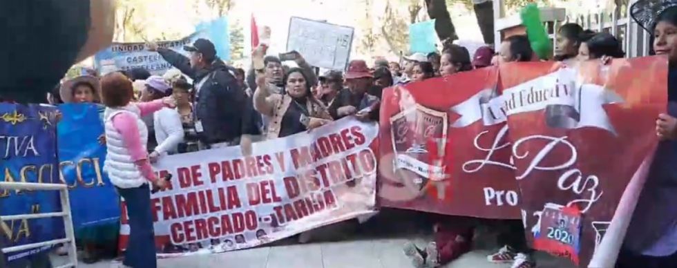 Padres de familia protagonizan masiva marcha en Tarija para exigir ítems de educación