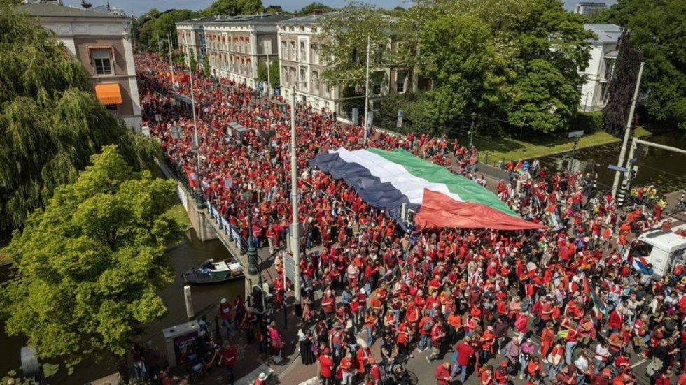 Protesta masiva: La Haya se tiñe de rojo por el genocidio en Gaza