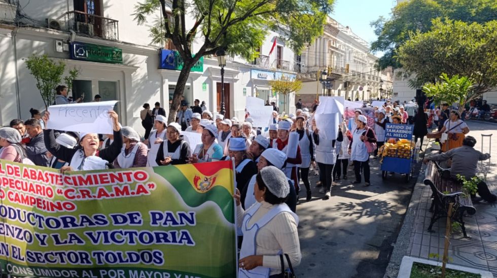 Panificadores en paro marchan por las calles de Tarija 