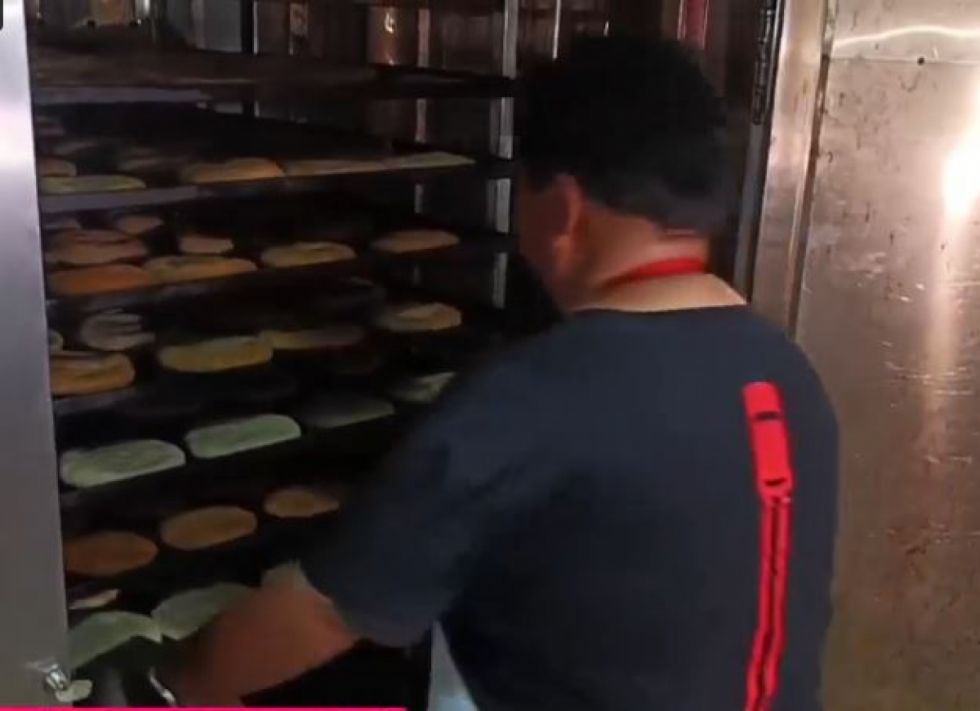 Vecinos del Distrito 10 elaboran pan como medida ante el paro de panaderos en Tarija