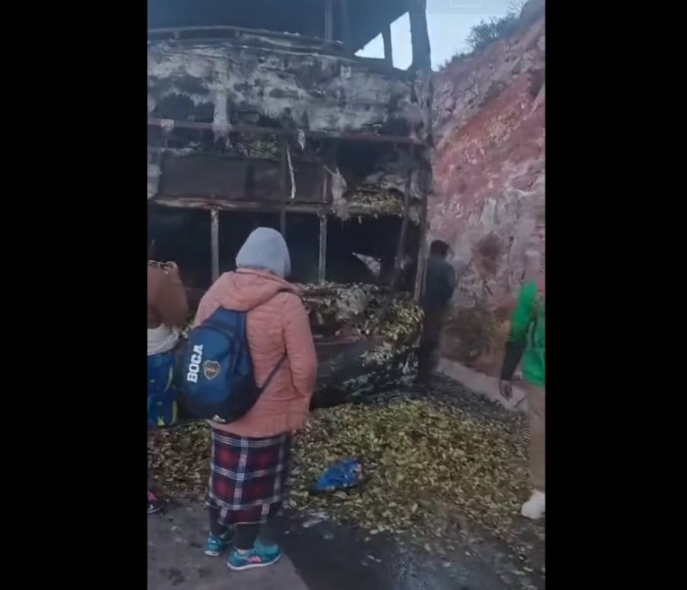 (Video) Incendio consume una flota en la ruta Camargo - Tarija