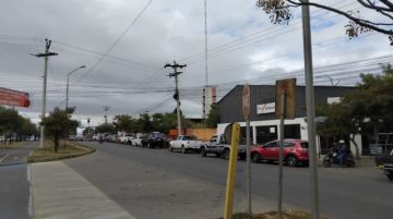 Persisten y se agravan las filas en surtidores de Tarija