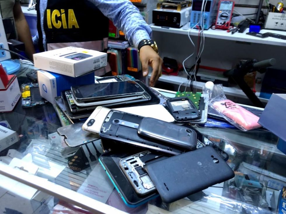 Hallan a hombre con 10 celulares, presumen que los robó
