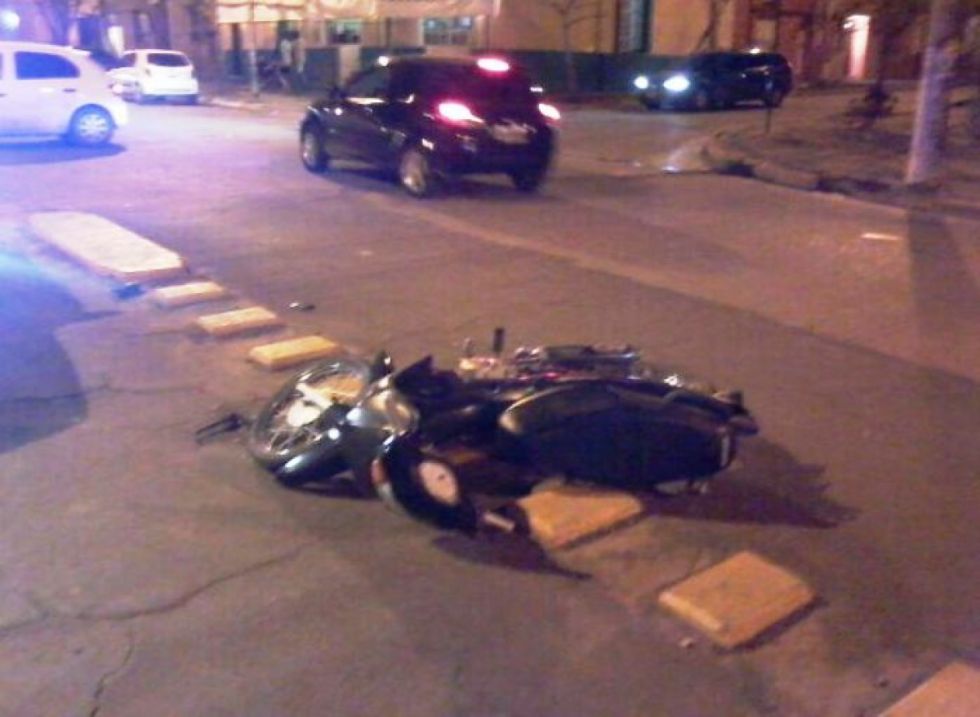 Un conductor chocó a una motociclista y huyó