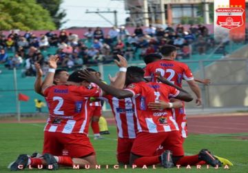 Municipal golea a Ciclón y es líder en la Simón Bolívar 