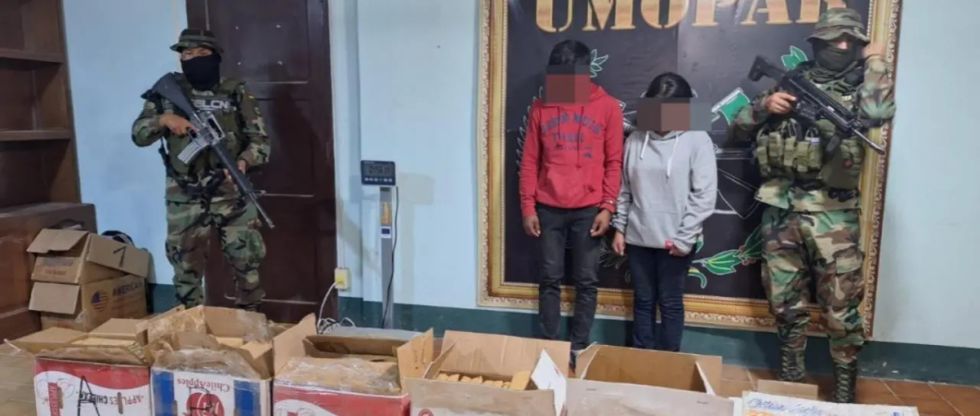 Dos jóvenes son sorprendidos viajando en un bus con 168 paquetes de marihuana