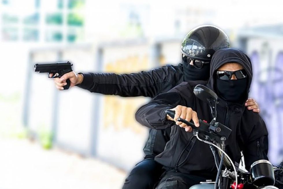 Mientras jugaban cartas, 2 hombres fueron baleados