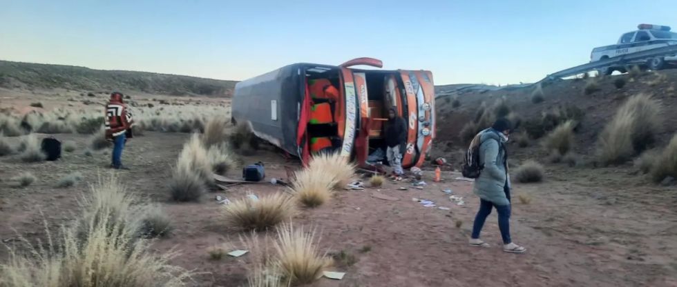 Buscan a chofer que huyó y abandonó a sus pasajeros tras volcar un bus